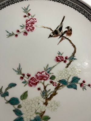 Een Chinese famille rose schotel, een penselenbeker en een paar blauw-witte dekselpotjes, 19/20e eeuw — foto 2