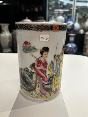 Een Chinese famille rose schotel, een penselenbeker en een paar blauw-witte dekselpotjes, 19/20e eeuw — foto 4