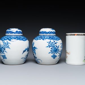 Een Chinese famille rose schotel, een penselenbeker en een paar blauw-witte dekselpotjes, 19/20e eeuw — foto 12
