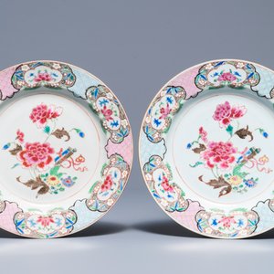 Een Chinese famille rose schotel en een paar borden met floraal decor, Qianlong — foto 4