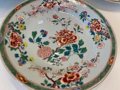 Een Chinese famille rose schotel en een paar borden, Yongzheng — foto 2