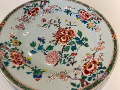 Een Chinese famille rose schotel en een paar borden, Yongzheng — foto 3