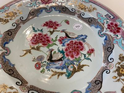 Een Chinese famille rose schotel en een paar borden, Yongzheng — foto 4