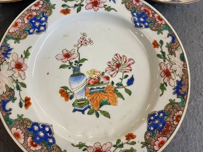 Een Chinese famille rose schotel en een paar famille verte borden, Kangxi/Qianlong — foto 4