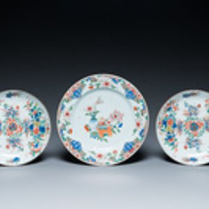 Een Chinese famille rose schotel en een paar famille verte borden, Kangxi/Qianlong — foto 2