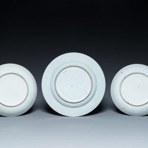 Een Chinese famille rose schotel en een paar famille verte borden, Kangxi/Qianlong — foto 3