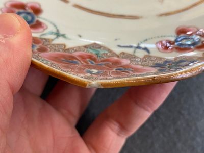 Een Chinese famille rose schotel en een paar lotusvormige borden, Qianlong — foto 11