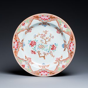 Een Chinese famille rose schotel en een paar lotusvormige borden, Qianlong — foto 2