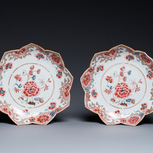 Een Chinese famille rose schotel en een paar lotusvormige borden, Qianlong — foto 4