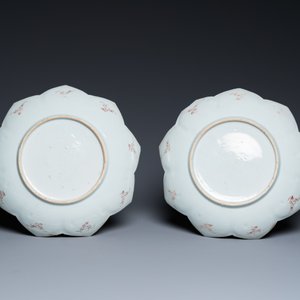 Een Chinese famille rose schotel en een paar lotusvormige borden, Qianlong — foto 5