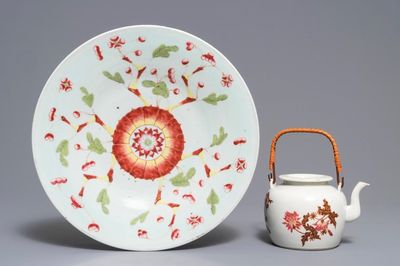 Een Chinese famille rose schotel en een theepot, 19/20e eeuw