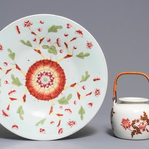 Een Chinese famille rose schotel en een theepot, 19/20e eeuw — foto 1