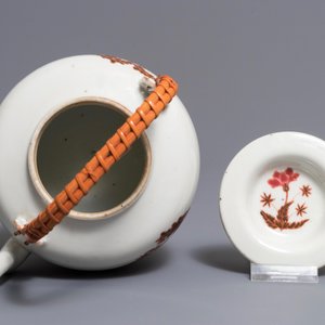 Een Chinese famille rose schotel en een theepot, 19/20e eeuw — foto 8