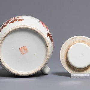 Een Chinese famille rose schotel en een theepot, 19/20e eeuw — foto 9