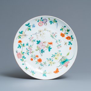 Een Chinese famille rose schotel, Jiaqing merk, 19e eeuw — foto 1
