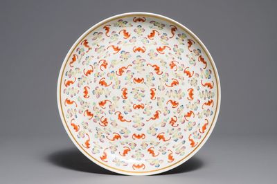 Een Chinese famille rose schotel met ‘100 vleermuizen’ decor, Guangxu merk en periode