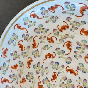 Een Chinese famille rose schotel met ‘100 vleermuizen’ decor, Guangxu merk en periode — foto 12