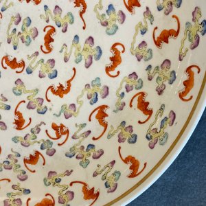 Een Chinese famille rose schotel met ‘100 vleermuizen’ decor, Guangxu merk en periode — foto 14