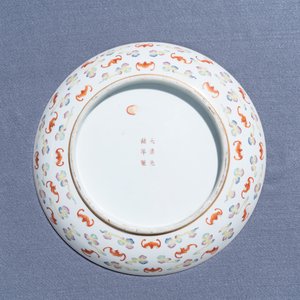 Een Chinese famille rose schotel met ‘100 vleermuizen’ decor, Guangxu merk en periode — foto 4
