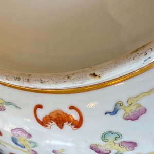 Een Chinese famille rose schotel met ‘100 vleermuizen’ decor, Guangxu merk en periode — foto 7
