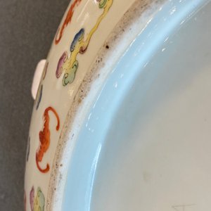 Een Chinese famille rose schotel met ‘100 vleermuizen’ decor, Guangxu merk en periode — foto 8