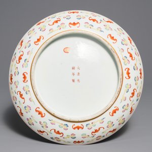 Een Chinese famille rose schotel met ‘100 vleermuizen’ decor, Guangxu merk en periode — foto 2