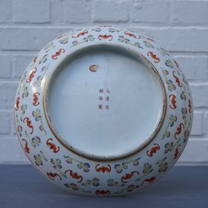 Een Chinese famille rose schotel met ‘100 vleermuizen’ decor, Guangxu merk en periode — foto 4