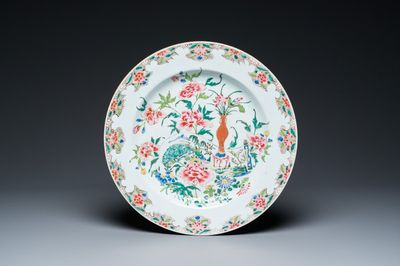Een Chinese famille rose schotel met antiquiteiten, Qianlong