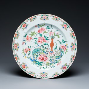 Een Chinese famille rose schotel met antiquiteiten, Qianlong — foto 1