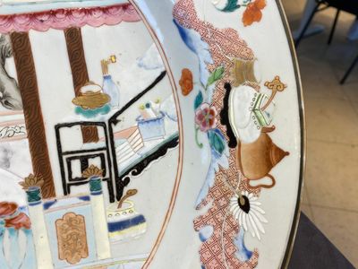 Een Chinese famille rose schotel met antiquiteiten, Yongzheng/Qianlong — foto 5