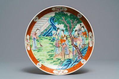 Een Chinese famille rose schotel met dames in een tuin, 19e eeuw