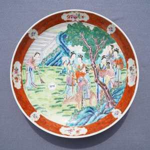 Een Chinese famille rose schotel met dames in een tuin, 19e eeuw — foto 3