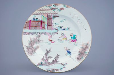 Een Chinese famille rose schotel met decor van de visvangst, Yongzheng, 1723-1735