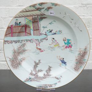 Een Chinese famille rose schotel met decor van de visvangst, Yongzheng, 1723-1735 — foto 3