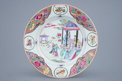 Een Chinese famille rose schotel met decor van Europeanen, Qianlong, 18e eeuw