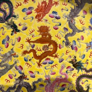 Een Chinese famille rose schotel met draken op gele fondkleur, Qianlong merk, Republiek — foto 9