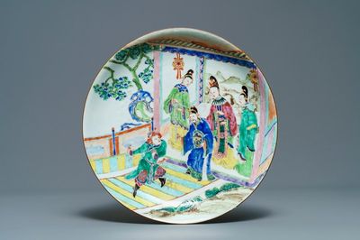 Een Chinese famille rose schotel met een danser aan het hof, Yongzheng/Qianlong