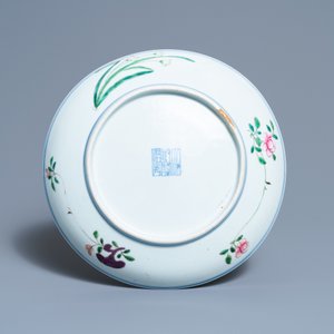 Een Chinese famille rose schotel met een jongen, een haan, een kip en hun kuikens, Qianlong minyao merk en periode — foto 2