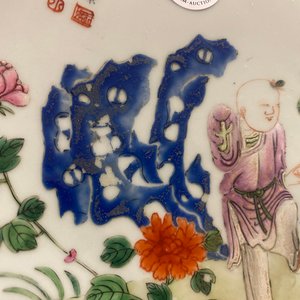 Een Chinese famille rose schotel met een jongen, een haan, een kip en hun kuikens, Qianlong minyao merk en periode — foto 6