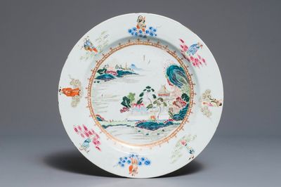 Een Chinese famille rose schotel met een landschap omgeven door onsterfelijken, Qianlong