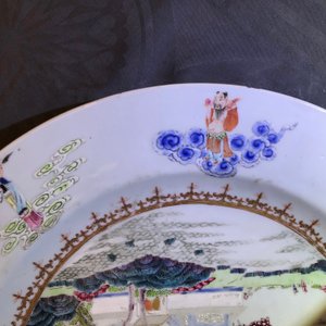 Een Chinese famille rose schotel met een landschap omgeven door onsterfelijken, Qianlong — foto 4