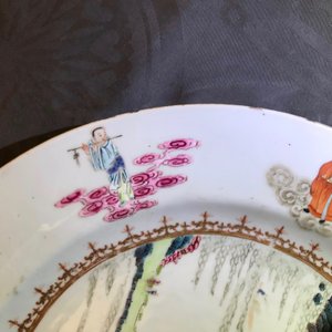 Een Chinese famille rose schotel met een landschap omgeven door onsterfelijken, Qianlong — foto 5