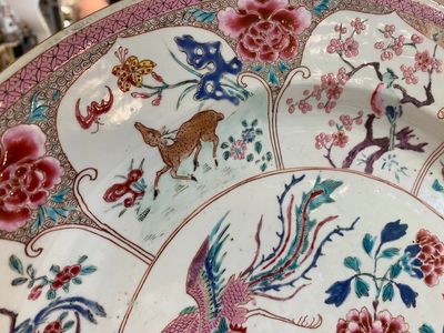 Een Chinese famille rose schotel met een qilin en een feniks, Yongzheng — foto 3
