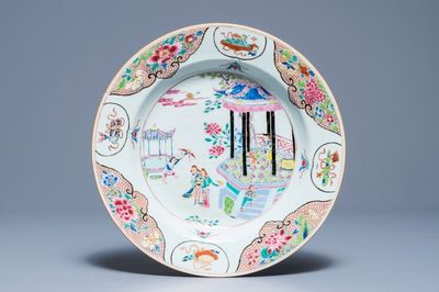 Een Chinese famille rose schotel met Europeanen bij een pagode, Qianlong