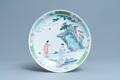 Een Chinese famille rose schotel met figuren in een landschap, Yongzheng