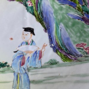 Een Chinese famille rose schotel met figuren in een landschap, Yongzheng — foto 9