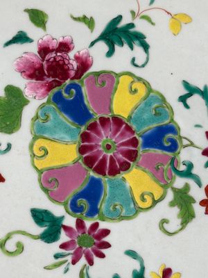Een Chinese famille rose schotel met floraal decor, Qianlong — foto 2