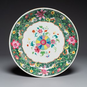 Een Chinese famille rose schotel met floraal decor, Qianlong — foto 1