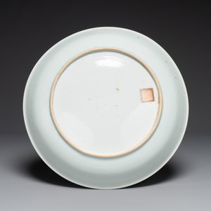 Een Chinese famille rose schotel met floraal decor, Qianlong — foto 2