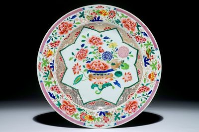 Een Chinese famille rose schotel met floraal decor, Yongzheng/Qianlong
